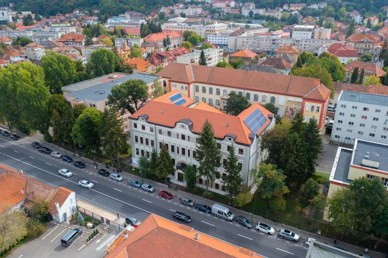 Sisteme fotovoltaice pe clădiri publice